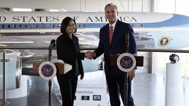 Tsai Ing-wen schüttelt Kevin McCarthy die Hand.