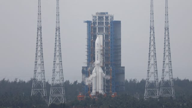 Raketenstartvorbereitung auf der Startrampe mit grossen Türmen.