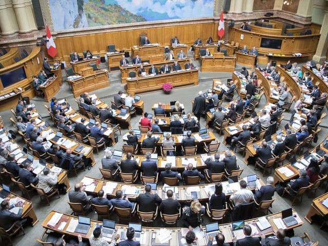 Blick in den Nationalratssaal von der Zuschauertribüne aus. Die Reihen sind ganz belegt.