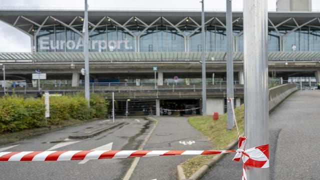 Ein Absperrband auf der Strasse vor dem Flughafen.