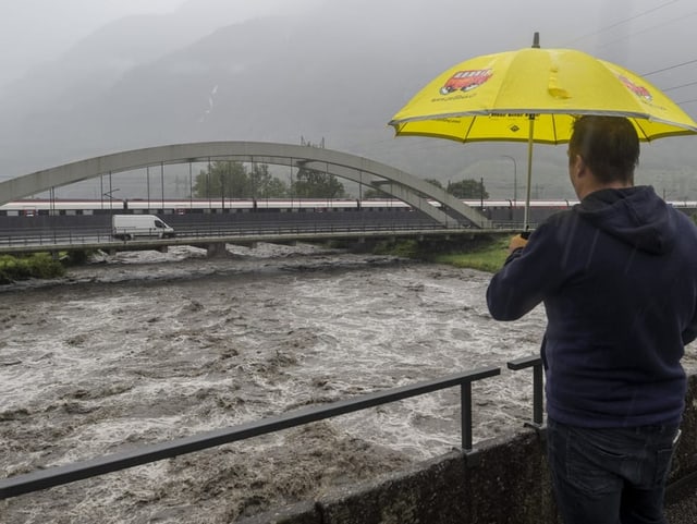 Der Brenno in Biasca führt bedrohlich viel Wasser. 