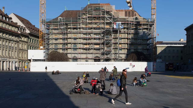 Gebäude der Nationalbank in Bern mit Passanten vorne. 