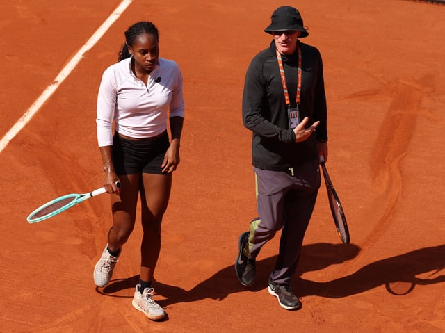 Zwei Tennisspieler auf dem Sandplatz.