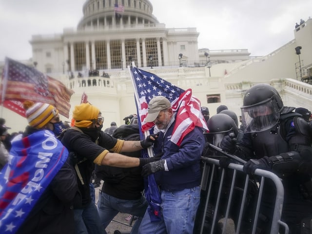 Trump-Anhänger liefern sich vor dem Kapitol Ausschreitungen mit Sicherheitskräften.