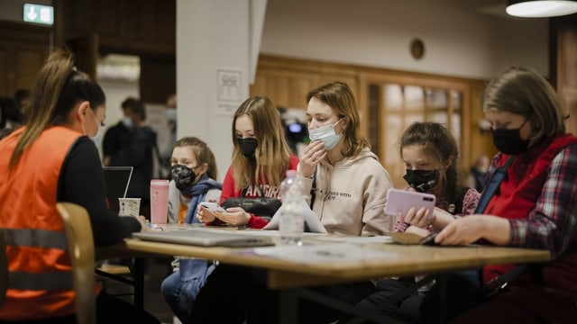 Eine Familie aus der Ukraine wartet bei der Registrierung im Aufnahmezentrum für Flüchtlinge in Zürich.