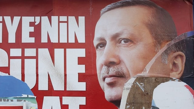 Ein beschädigtes Wahlplakat vom türkischen Premier Erdogan.