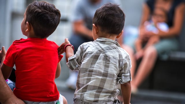 Zwei Kinder von hinten