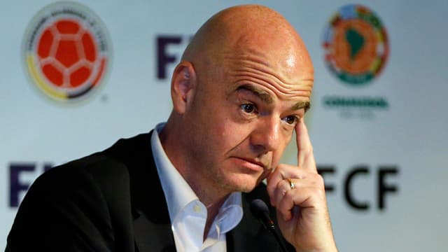 Gianni Infantino hät sich einen Finger an die Schläfe