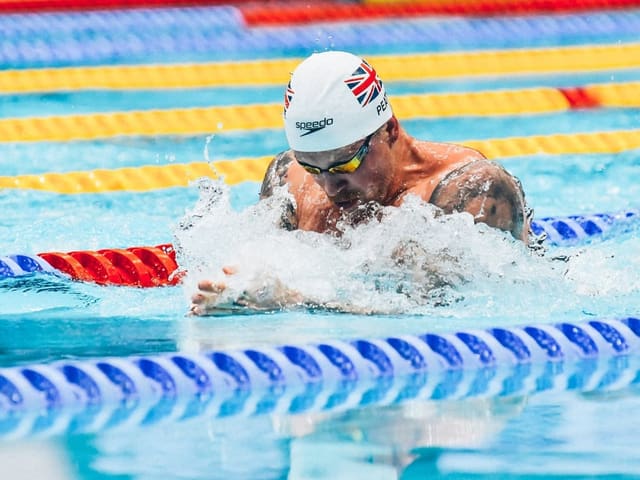 Adam Peaty im Wasser.