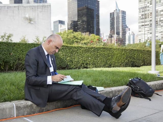 Alain Berset bereitet auf einem New Yorker Trottoir seine Rede vor der UNO-Vollversammlung vor. 