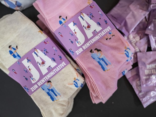 Socken mit dem Slogan «Ja zur Renteninitiative»