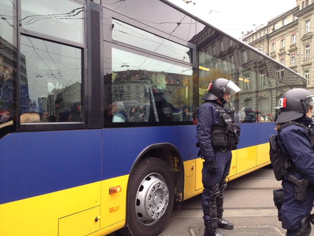 Bus mit Polizisten davor