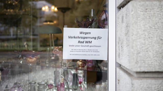 Schild an einem Geschäfts, dass es geschlossen bleibt während der Rad-WM