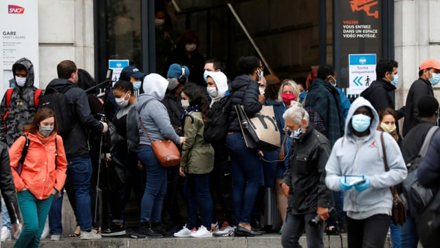 Many travelers at the entrance of the Saint-Lazare train station in Paris