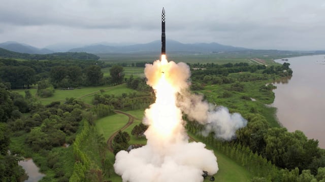 Der Start der Hwasong-18 an einem nicht bekannt gegebenen Ort in Nordkorea.