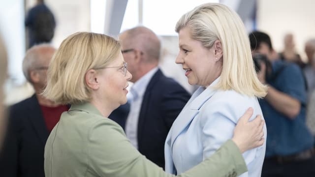 Ständerätin Esther Friedli (links) mit der unterlegenen Dana Zemp (SVP).