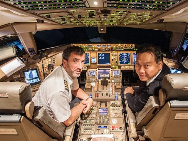 Pilot und Copilot in einem Flugzeugcockpit