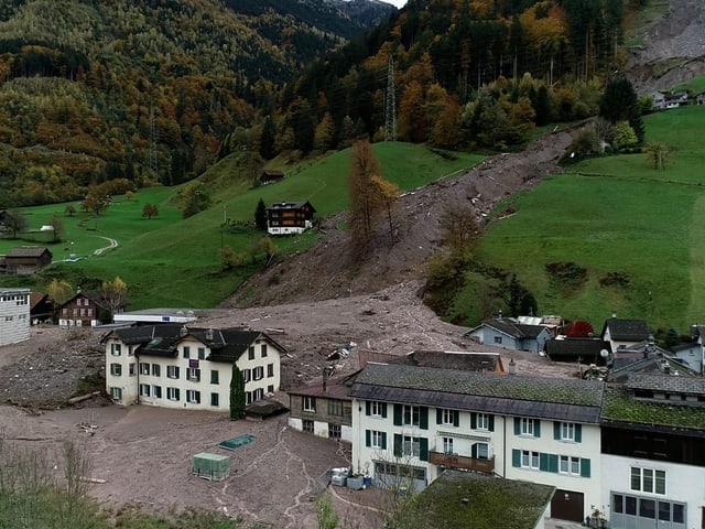 Auf dem Bild ist der Erdrutsch in Schwanden zu sehen.