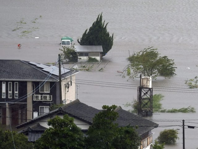 Ackerland unter Wasser: Starke Regenfälle überschwemmt die Kleinstadt Yufu im Südwesten Japans.