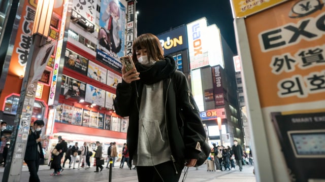 Frau mit Gesichtsmaske in Tokio