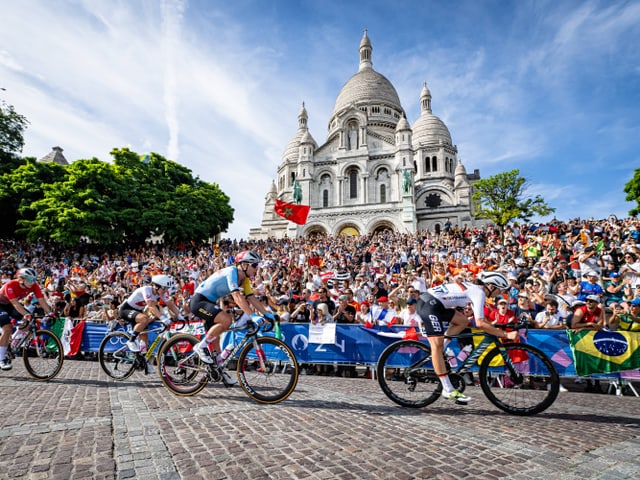 Radfahrer bei einem Rennen vor der Basilika Sacré-Cœur, Paris.