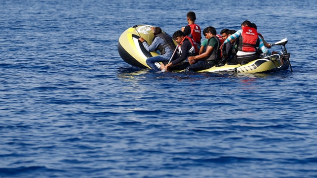 Flüchtlinge in einem Schlauchboot