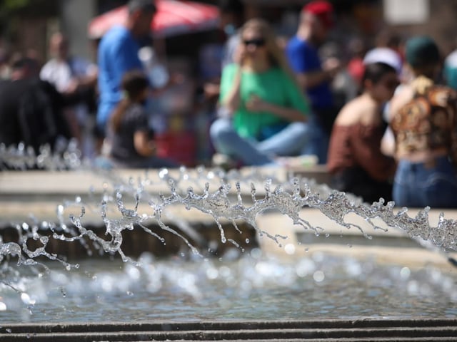 Springbrunnen Fontana di Piazza Castello vor dem Schloss Sforzesco