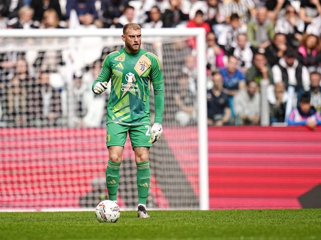 Goalie Michele Di Gregorio mit dem Ball am Fuss