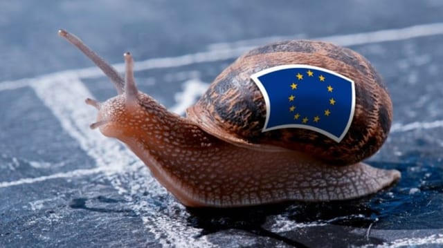 Schnecke mit EU-Flagge auf dem Häuschen. 