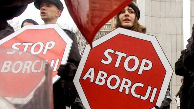 Demonstranten mit Transparent