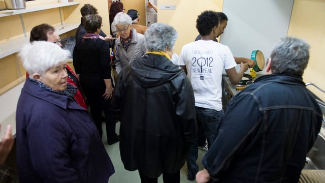 Besucherinnen in einem Schweizer Asylzentrum.