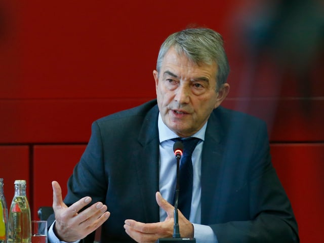 DFB-Präsident Wolfgang Niersbach spricht an einer Pressekonferenz