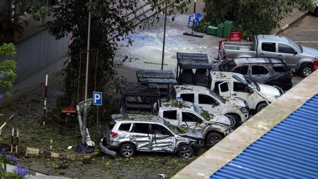 Blick auf zerstörte Autos