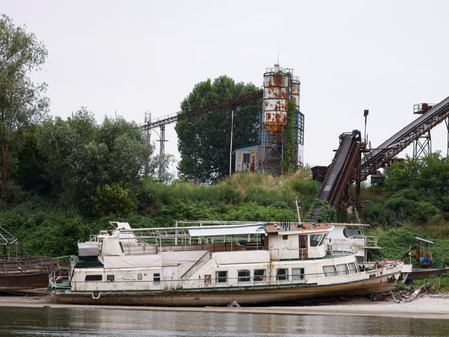 Ein Boot liegt auf dem trockenen Flussbett des Po.