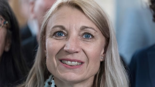 Yvonne Feri lachend und gespannt