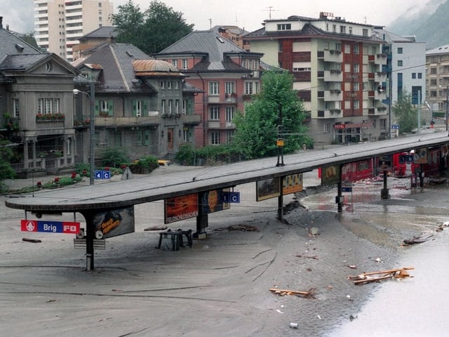 Meterhoch blieb der Schlamm am Bahnhof von Brig liegen.