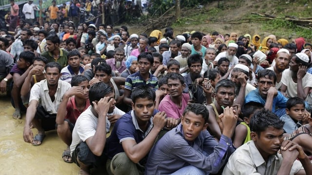 Rohingya-Flüchtlinge warten in einer Schlange.