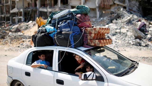 Ein vollbesetzes Auto mit viel Gepäck im nördlichen Gaza-Streifen