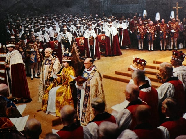 Queen Elizabeth II. bei ihrer Krönung auf dem goldenen Thron 