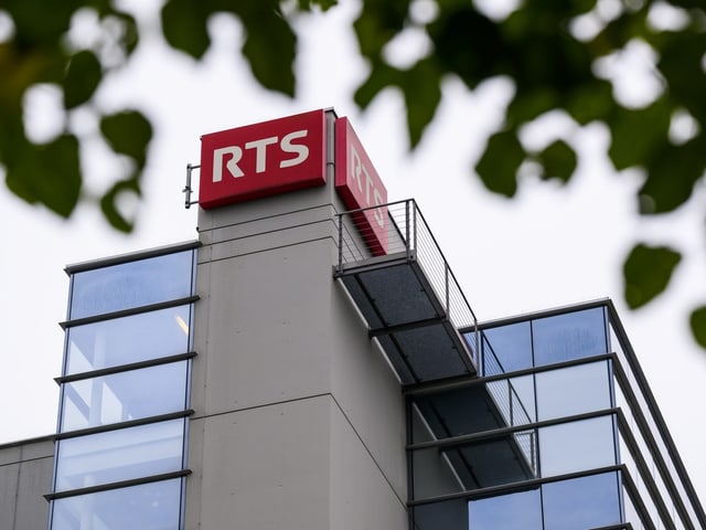 Modernes Gebäude mit RTS-Logo und Glasfassade.