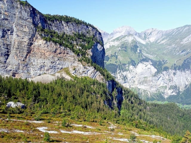 Blick von der Doldenhornhütte auf Gebirgslandschaft.