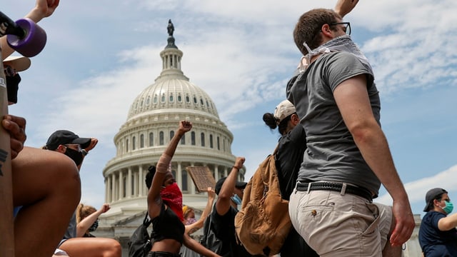 Demonstranten vor dem Kongress