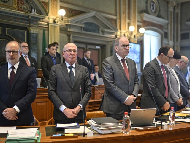 St. Galler Regierung steht hinter dem Schreibtisch