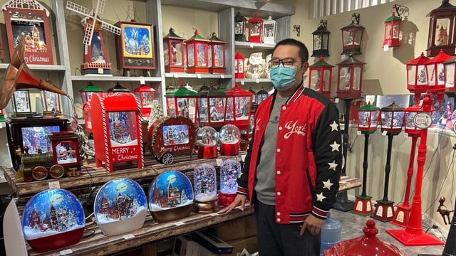 Weihnachtshändler in Yiwu.