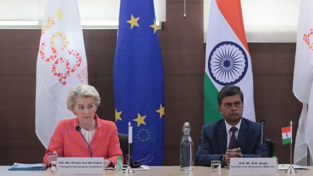 Ursula von der Leyen und der Minister für Strom, Raj Kumar Singh, an einer Podiumsdiskussion.