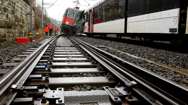 Verunglückte Züge auf den Gleisen im Bahnhof Neuhausen