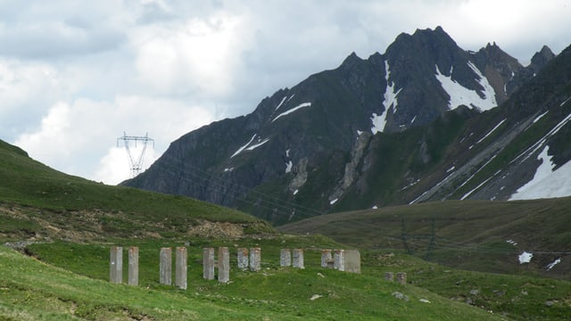 Mehrere Betonsäulen stehen auf dem San Giacomo Pass