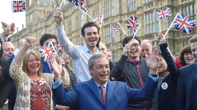 Nigel Farages Anhänger schwenken britische Fähnchen.