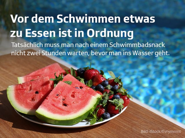 Teller mit Melonen und Beeren vor einem Swimmingpool.