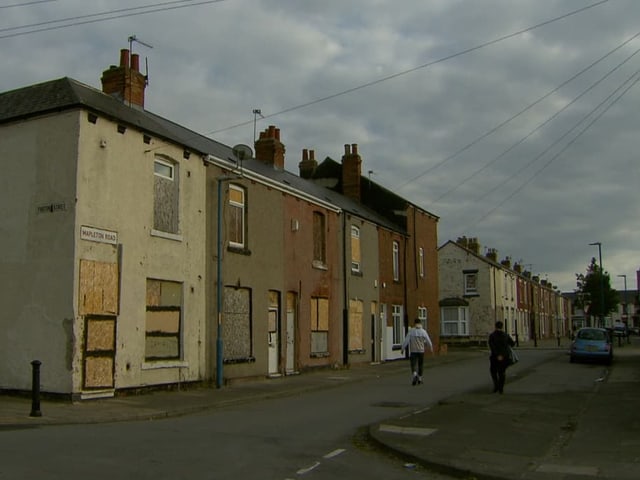 Eine schmale Strasse in Hartlepool in der Dämmerung: Velos fahren.